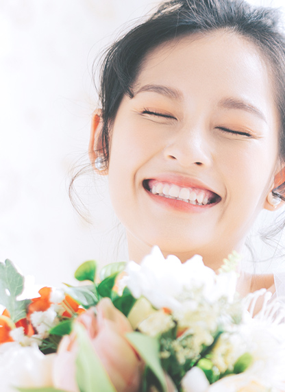 ウェディング前に矯正歯科治療を受けて、素敵な笑顔で挙式を迎えましょう。